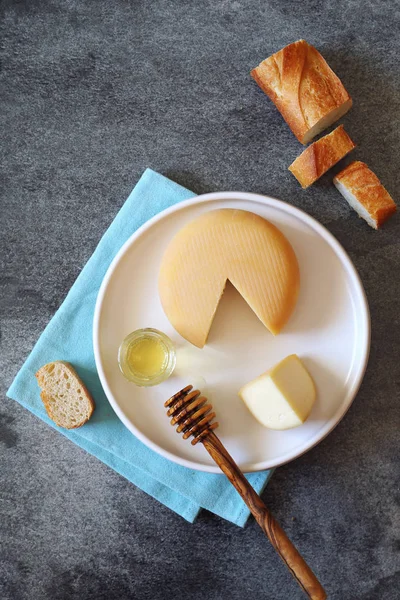 Franse kaas, stokbrood en honing — Stockfoto
