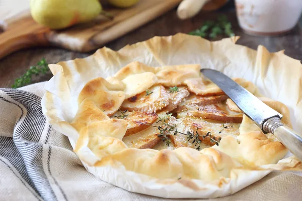 Karamelize soğan ve Parmesan peyniri ile armut tart