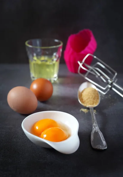 Ingrediënten: ei klopper, eieren en siliconen bakken schotel — Stockfoto