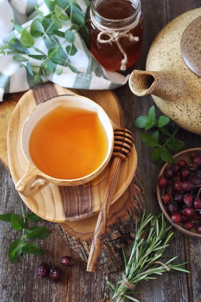 Şifalı otlar, Kuşburnu ve bal ile sağlıklı bitki çayı. Rus