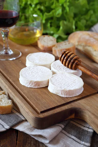 Jemný francouzský kozí sýr Rocamadour, chléb, med, hlávkový salát a gl — Stock fotografie