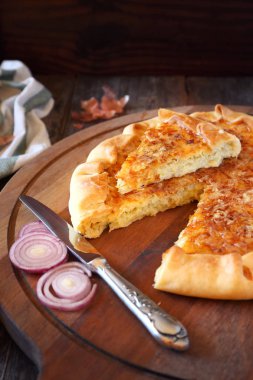 Soğan peynir pasta ahşap tablo