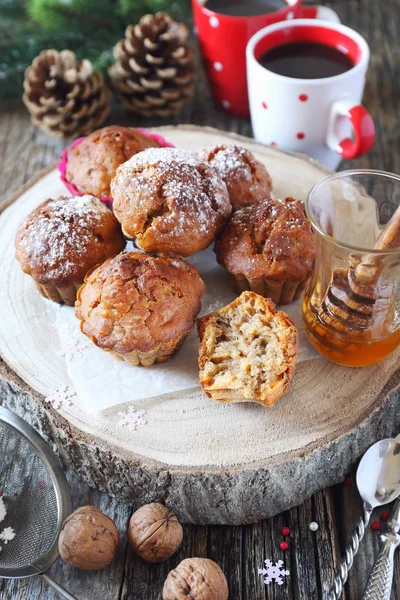 Новогоднее настроение: пряные медовые кексы с грецкими орехами, две чашки кофе — стоковое фото