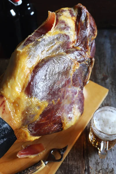 Jamón tradicional español. Jamón de pierna de cerdo y cerveza — Foto de Stock