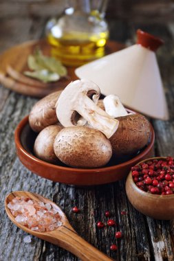 Mantar champignon tagin ve zeytin yağı