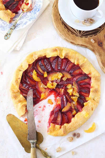 Ev yapımı kırmızı Erik tart ve kahve