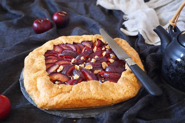 Huisgemaakte rode pruimen taart galette met walnoten — Stockfoto