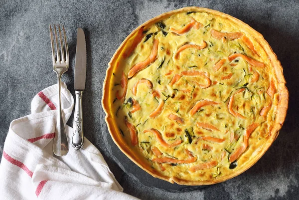 Zucchine e quiche di salmone — Foto Stock