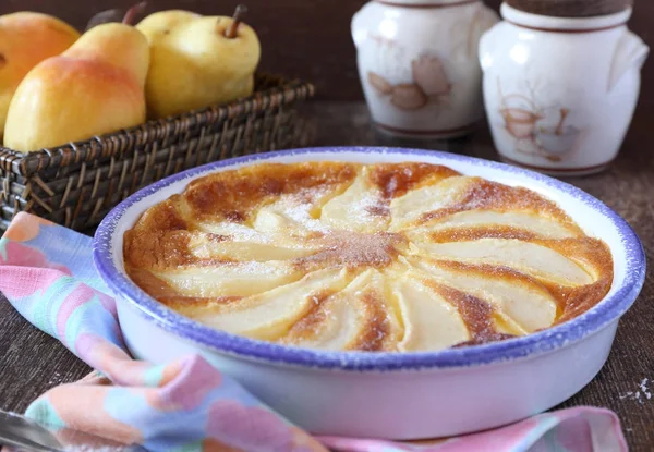 Pear clafoutis and and yellow pears in wicker basket — Stock Photo, Image