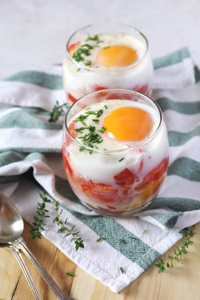 Two verrines breakfast. Eggs, tomatoes and bell pepper — Stock Photo, Image