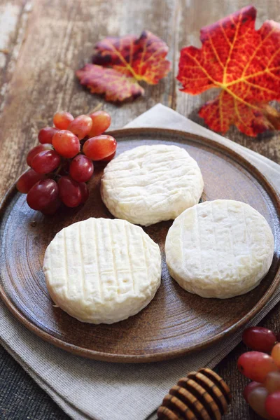 Francouzský kozí sýr a červených hroznů, rustikální styl — Stock fotografie
