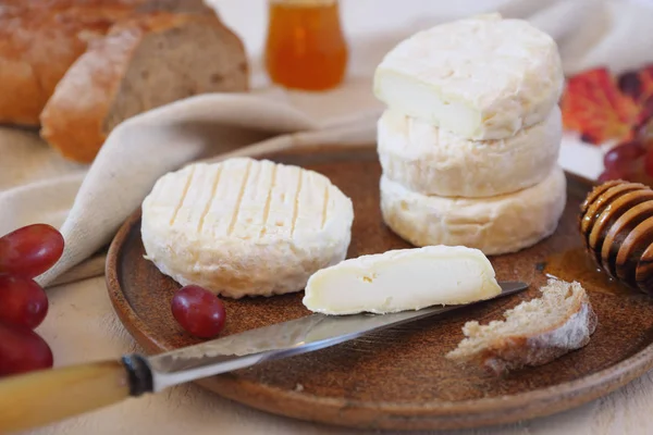 Francouzský kozí sýr, med, červené hroznové víno a chléb — Stock fotografie