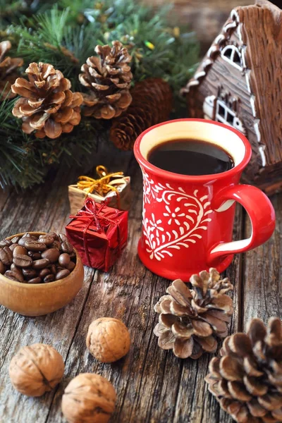 Cup of coffee, coffee beans, pine cones and New-Year tree decora — Stock Photo, Image