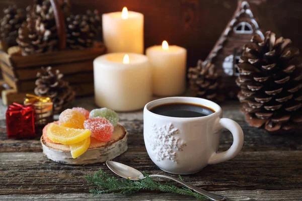 Christmas drink: coffee, colorful candy and  burning candles — Stock Photo, Image