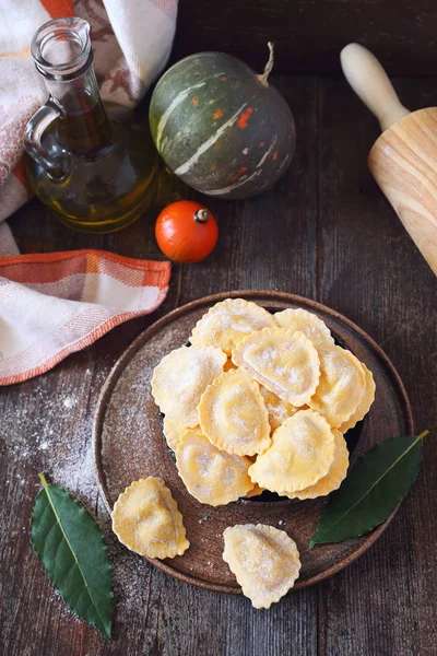 Italian Cuisine. Pumpkin and ricotta raw ravioli — Stock Photo, Image