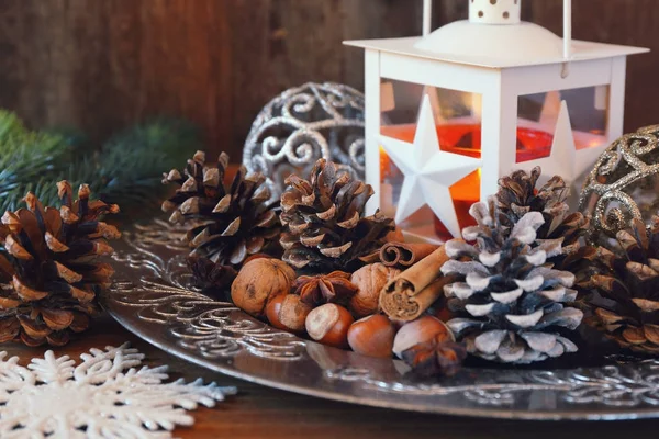 Composición de Año Nuevo: linterna ardiente, conos de pino y Navidad - — Foto de Stock