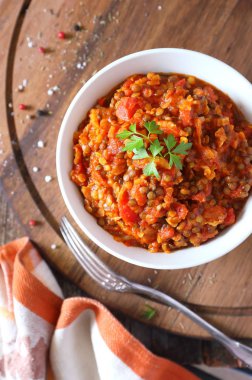 kahverengi Mercimek Güveç kasede 