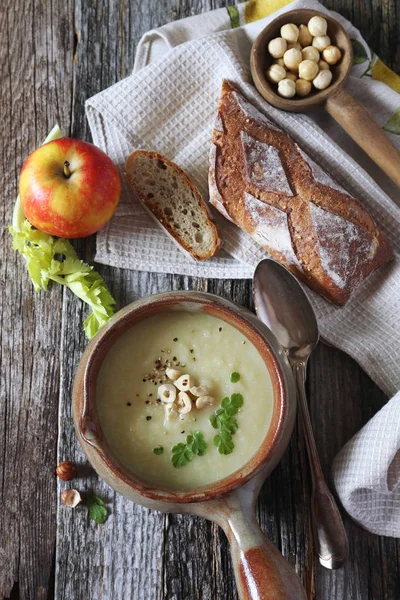 Яблучний суп з селери з фундуком — стокове фото