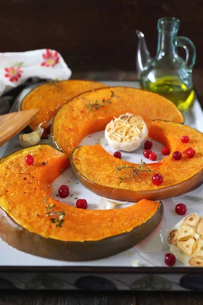 Calabaza asada y ajo en bandeja de cerámica — Foto de Stock