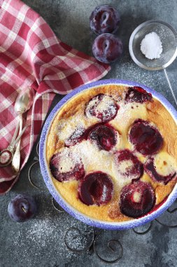 Kırmızı Erik clafoutis şeker sos, krema, Fransız mutfağı