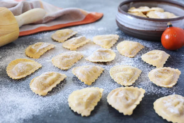 Italian Cuisine. Pumpkin and ricotta raw ravioli — Stock Photo, Image