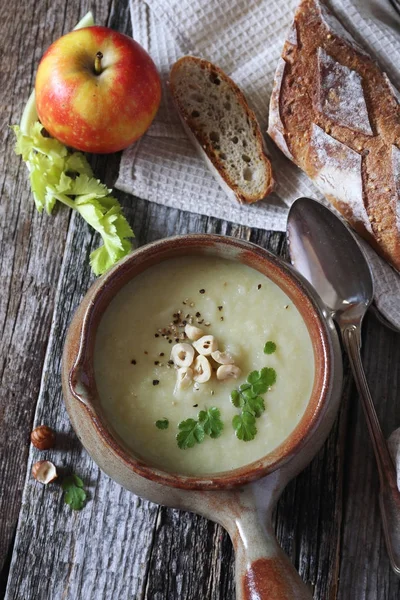 Яблучний суп з селери з фундуком — стокове фото