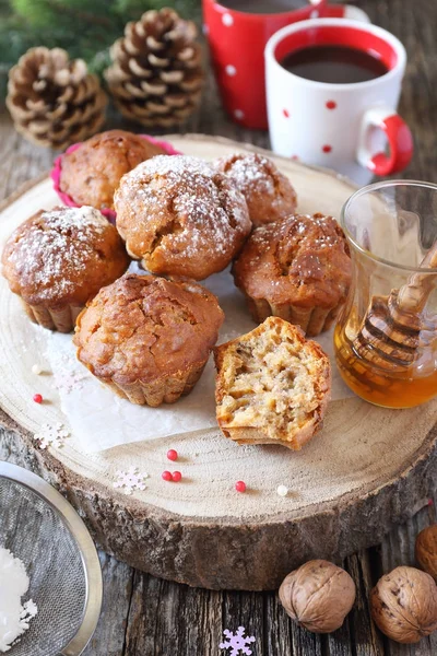 Новогодняя выпечка: пряные медовые кексы с грецкими орехами и кофе — стоковое фото