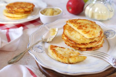 Ev yapımı patates pancakes elma püresi ile
