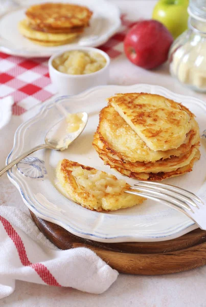 Hausgemachte Kartoffelpuffer mit Apfelmus — Stockfoto