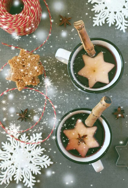 Two mug of hot red mulled wine spices and gingerbread — Stock Photo, Image