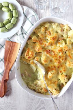 Karnabahar graten ile Beşamel sos ve maydanoz ezmesi