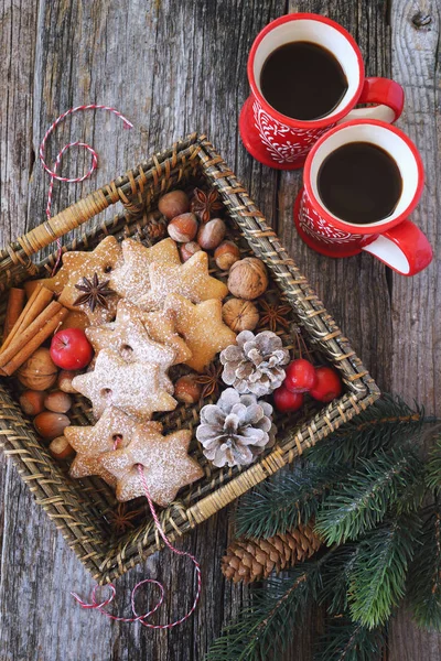 Dos tazas de café y galletas de canela de Navidad en la cesta — Foto de Stock
