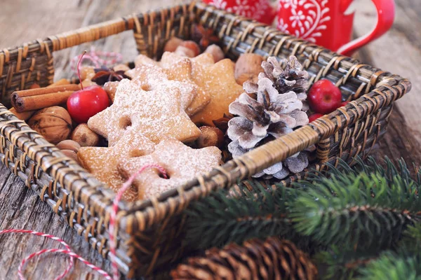Galletas de canela de Navidad en cesta — Foto de Stock