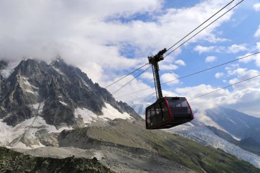 Chamonix Mont Blanc. Fransız Alpleri'nde teleferik. Füniküler içinde 