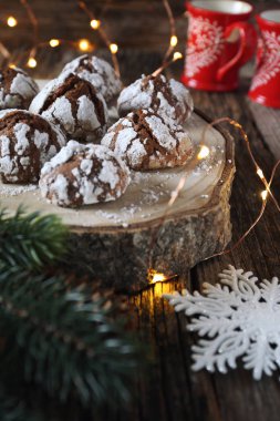 Çikolata kurabiye Krinkıl pudra şekeri ve Noel dekor