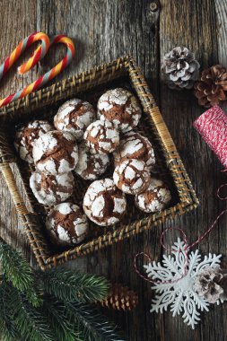 Çikolata kurabiye Krinkıl pudra şekeri ve Noel dekor