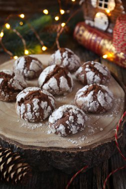 Çikolata kurabiye Krinkıl pudra şekeri ve Noel dekor