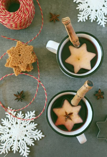 Two mug of hot red mulled wine spices and gingerbread — Stock Photo, Image