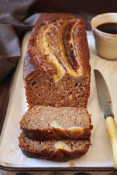 Pain de banane sucré à partir de farine de sarrasin et tasse de café — Photo