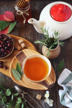 Şifalı otlar, köpek rose ve bal ile sağlıklı bitki çayı