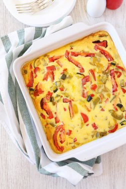 Kırmızı biber ve kabak içinde seramik ile sebze clafoutis