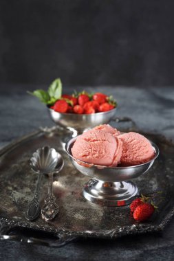 Yabani çilekli dondurma topları ve taze meyve