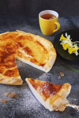 Flan ve nergis ve limon çay Fransızca peynir 