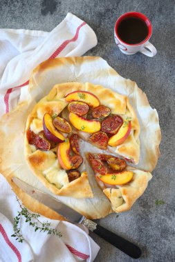 Ev yapımı incir, Kuru soğan ve armut tart Galette'ye ve fincan fincan