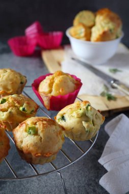 Peynir ve otlar ile pişmiş kabak kekler
