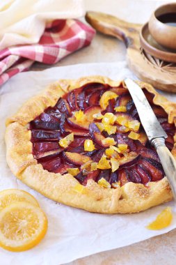 Kırmızı Erik tart Galette'ye, şekerlenmiş narenciye garnitür