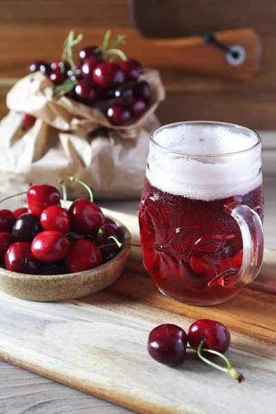 Легкое фруктовое пиво и вишня — стоковое фото