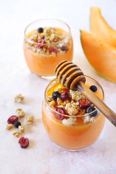 Deux verres de jus de melon (smoothie) avec granola — Photo