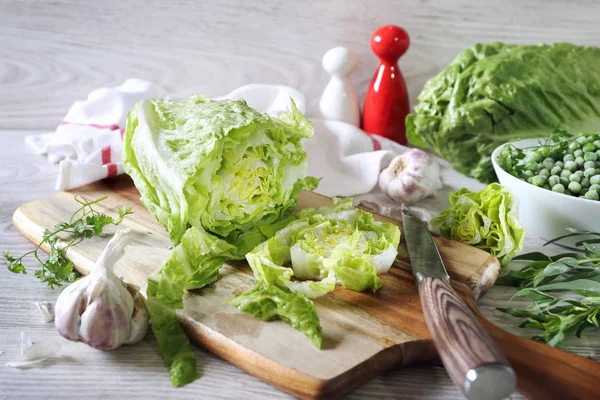 Здорове харчування: салат, часник, зелений горох і тарагон на кубі — стокове фото