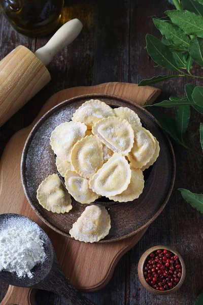 Italian Cuisine. Ricotta raw ravioli and olive oil — Stock Photo, Image